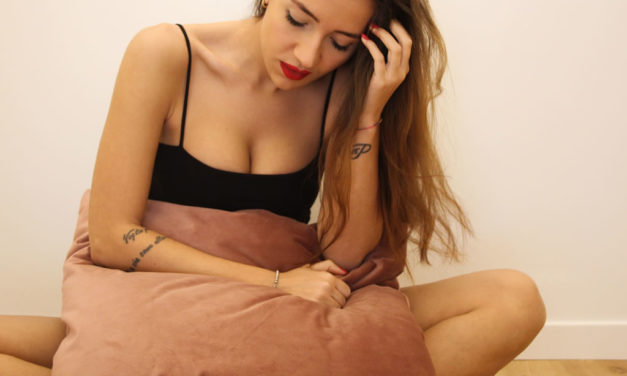 Laura durante le riprese del video “Rebecca la bellezza proibita”